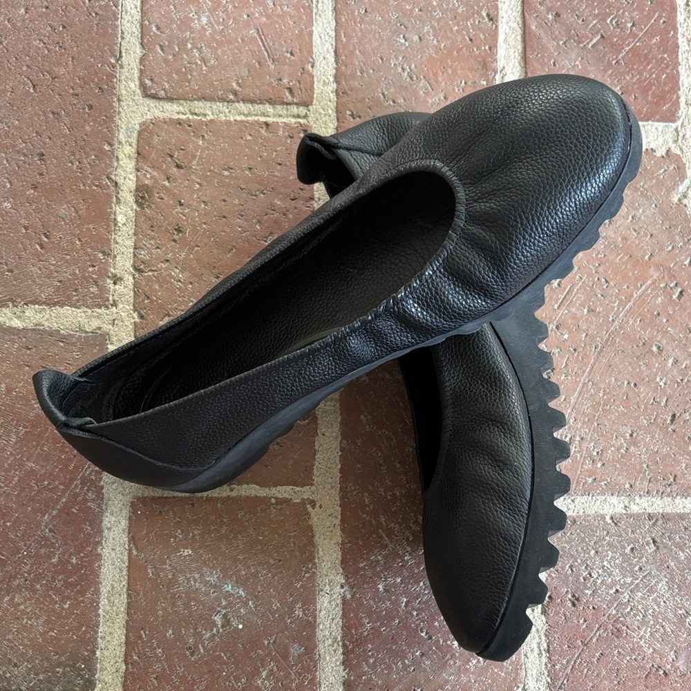 Aetrex Women's Brianna Black Leather Flats - Picture 7 of 12